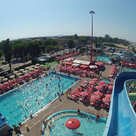 Hotel Marzia Con Piscina Riccione Bagian luar foto
