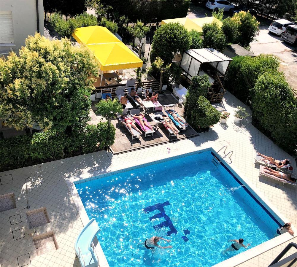 Hotel Marzia Con Piscina Riccione Bagian luar foto