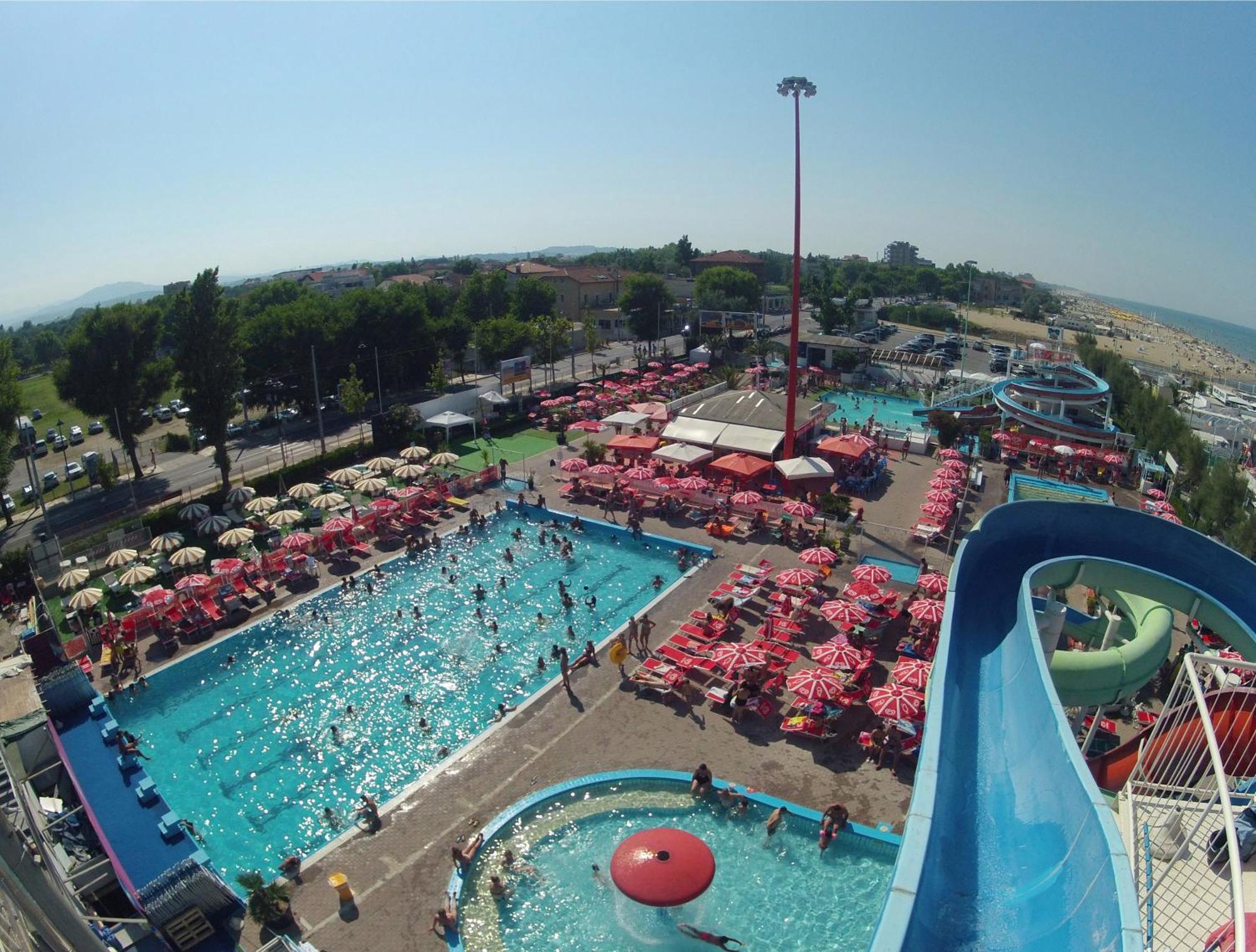 Hotel Marzia Con Piscina Riccione Bagian luar foto