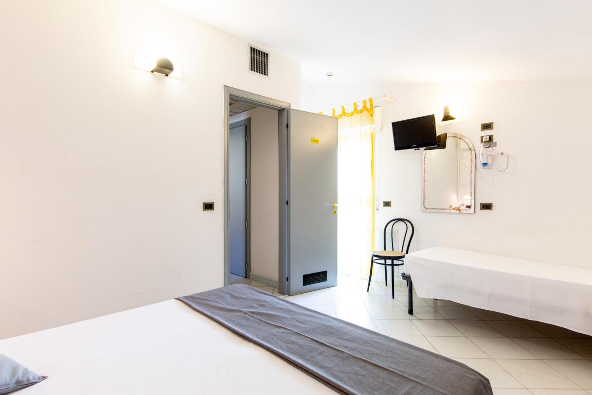 Hotel Marzia Con Piscina Riccione Bagian luar foto