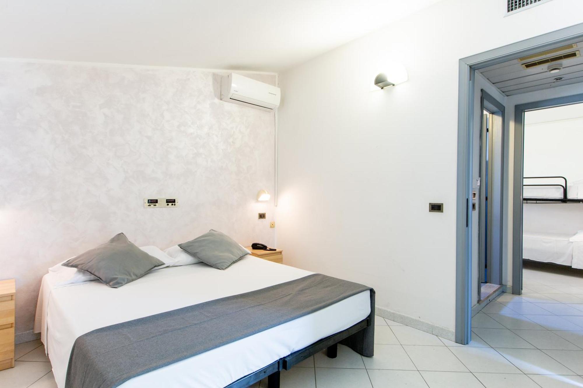 Hotel Marzia Con Piscina Riccione Bagian luar foto