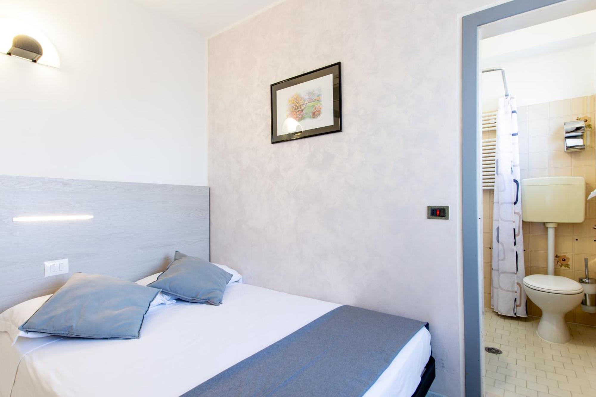 Hotel Marzia Con Piscina Riccione Bagian luar foto