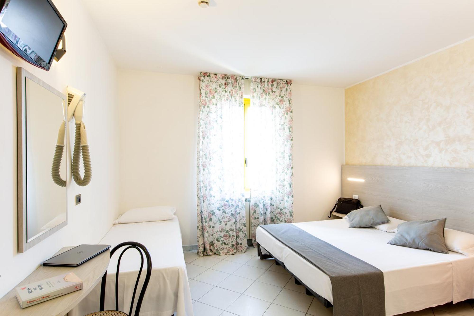 Hotel Marzia Con Piscina Riccione Bagian luar foto