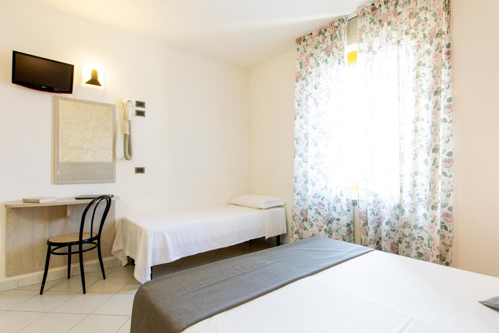 Hotel Marzia Con Piscina Riccione Bagian luar foto