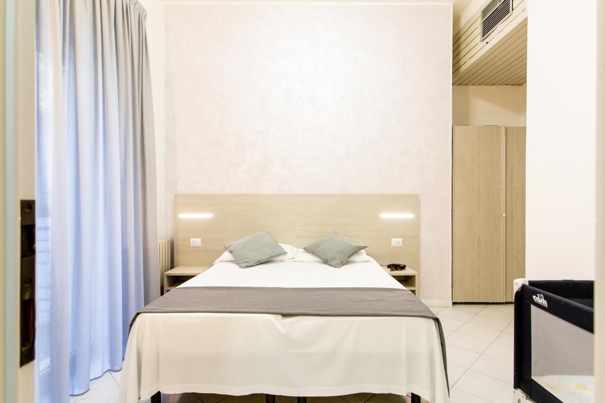 Hotel Marzia Con Piscina Riccione Bagian luar foto