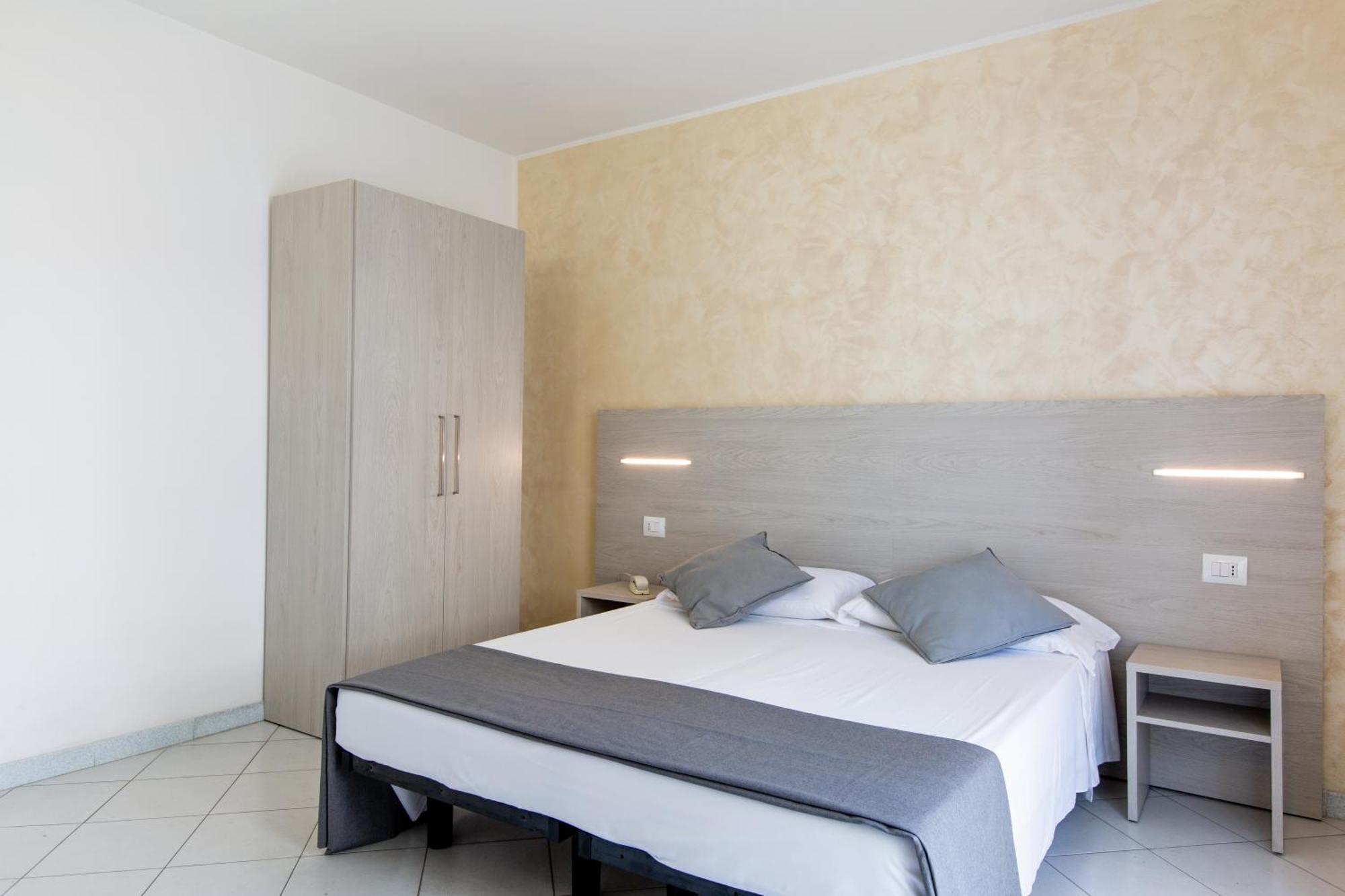 Hotel Marzia Con Piscina Riccione Bagian luar foto