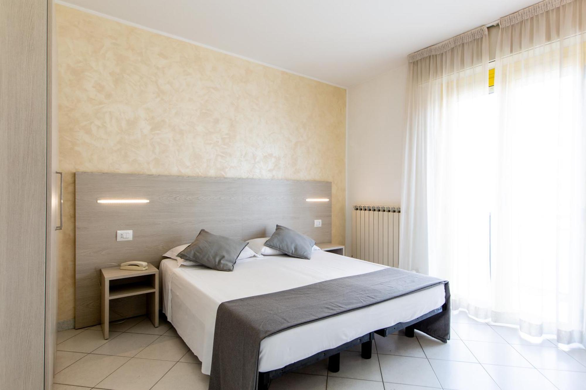 Hotel Marzia Con Piscina Riccione Bagian luar foto