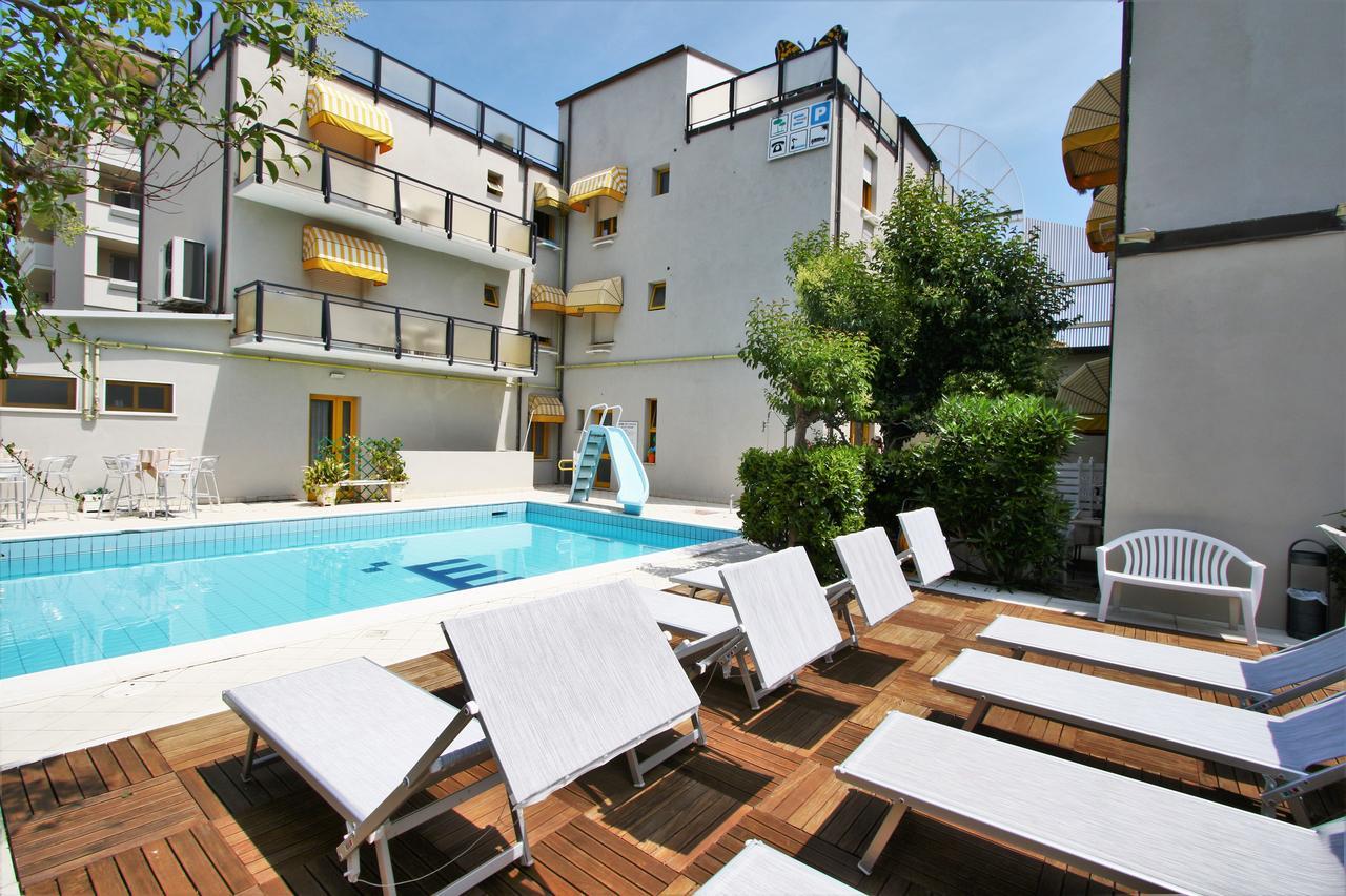 Hotel Marzia Con Piscina Riccione Bagian luar foto