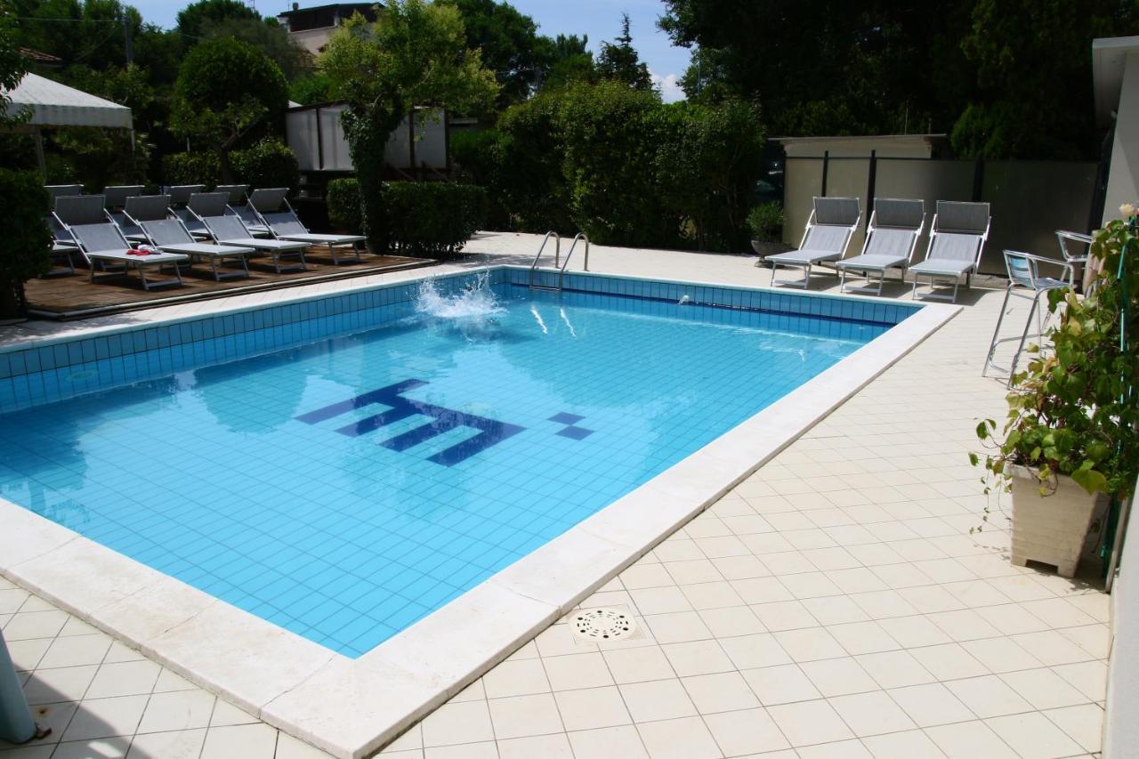 Hotel Marzia Con Piscina Riccione Bagian luar foto