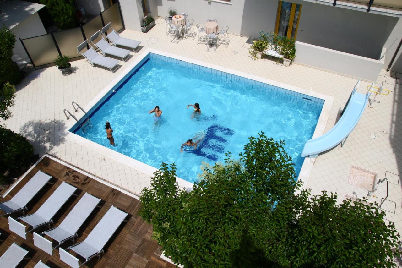 Hotel Marzia Con Piscina Riccione Bagian luar foto