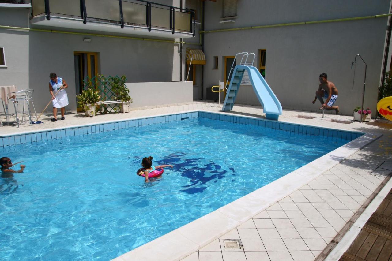 Hotel Marzia Con Piscina Riccione Bagian luar foto