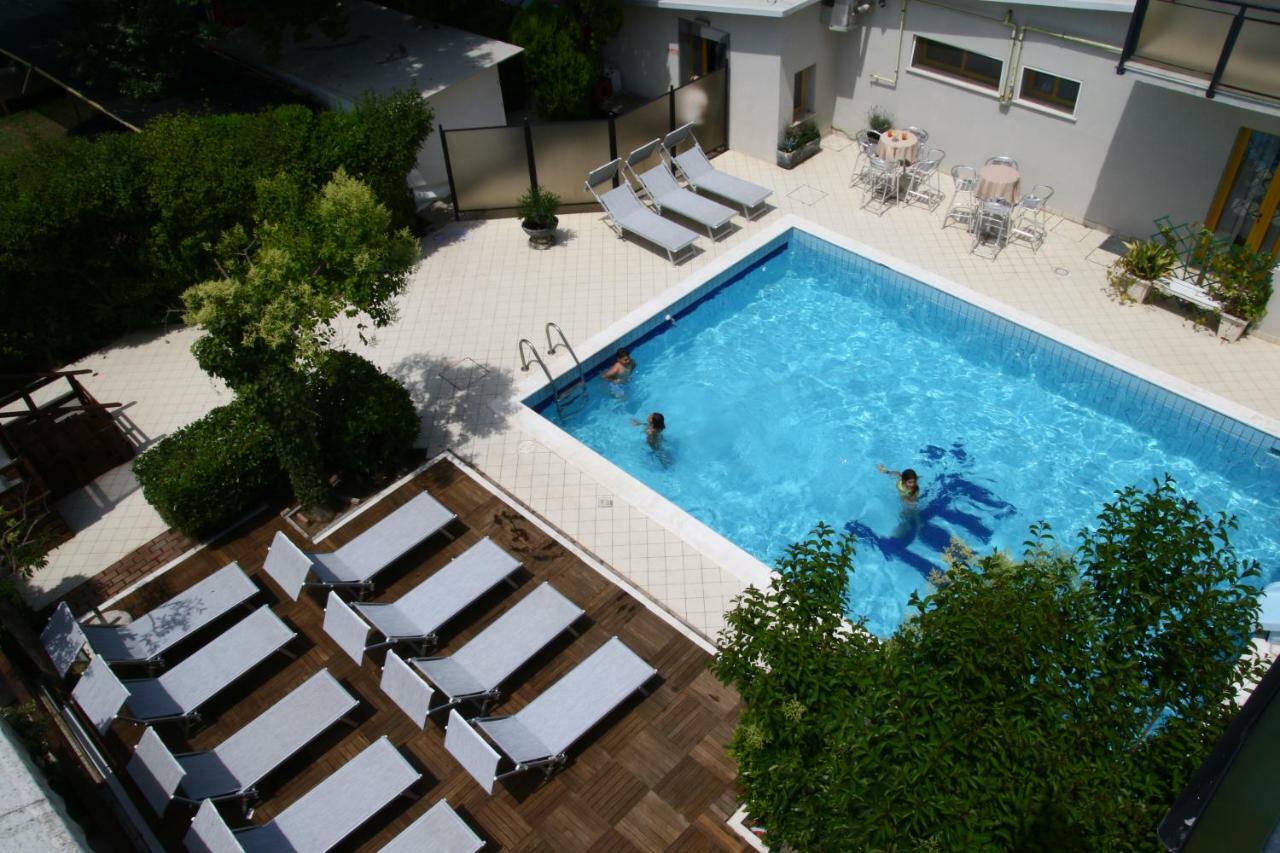 Hotel Marzia Con Piscina Riccione Bagian luar foto