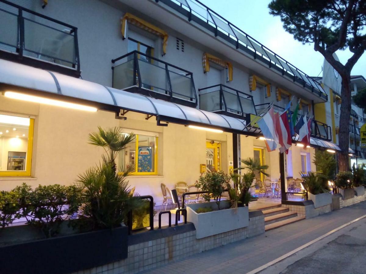 Hotel Marzia Con Piscina Riccione Bagian luar foto