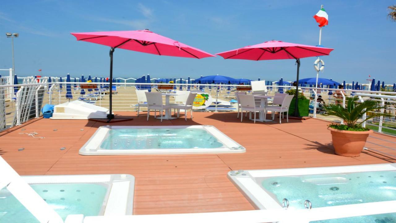 Hotel Marzia Con Piscina Riccione Bagian luar foto