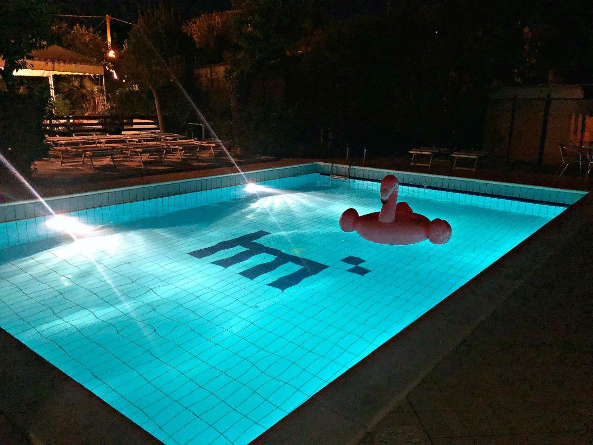 Hotel Marzia Con Piscina Riccione Bagian luar foto
